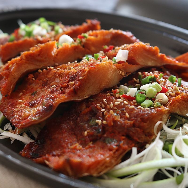 대파는 곱게 채 썰고 찬물에 잠깐 담가 매운맛을 빼주세요. 그릇에 대파 채를 깔고 황태구이를 올린 후 송송 썬 실파와 통깨를 뿌려줍니다.