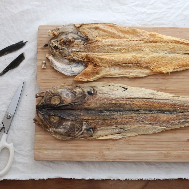 황태는 대가리, 꼬리, 지느러미를 떼고 물에 적신 후 냉장고에 넣어 1시간 동안 불립니다. 불린 황태의 등껍질에 잔 칼집을 넣어주세요.