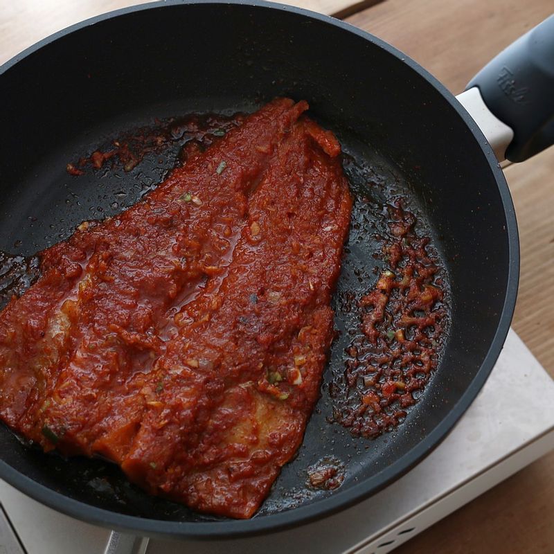 달군 팬에 식용유를 두르고 중약불에서 황태를 노릇하게 구운 후 마지막에 들기름을 약간 뿌려주세요.