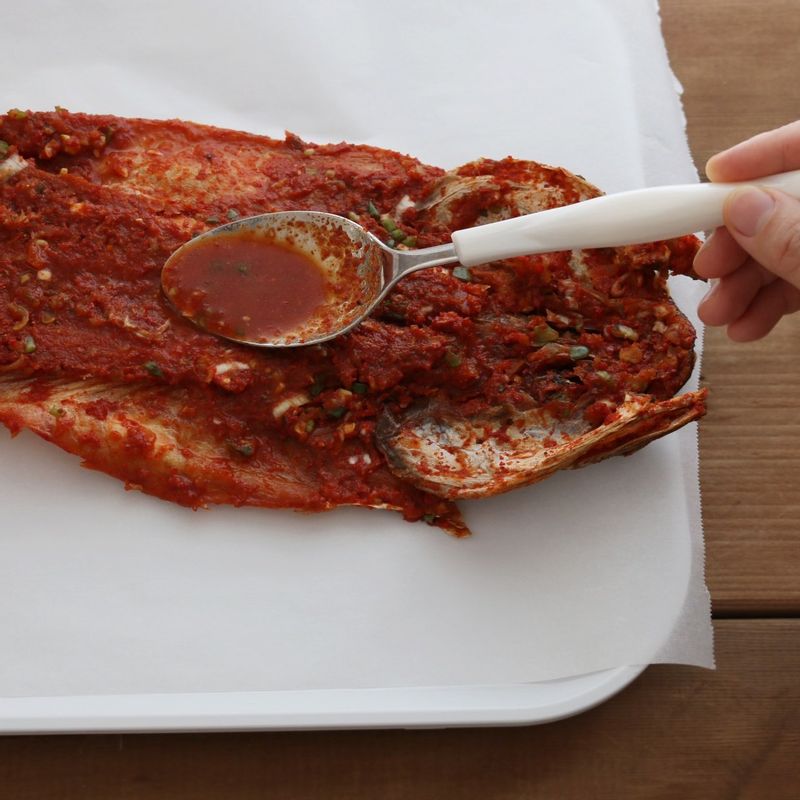 양념 재료를 모두 섞어 황태에 골고루 발라 1시간 동안 재워주세요.