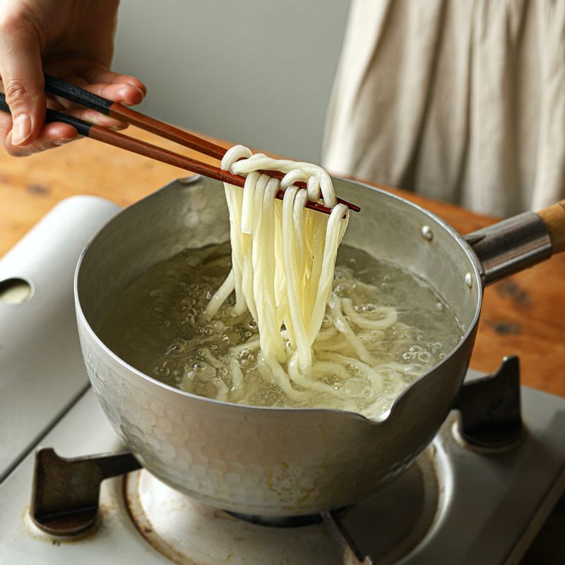 끓는 물에 우동면을 넣고 1분간 데친 후 채반에서 물기를 빼주세요.