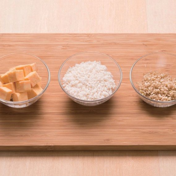 고구마밥을 위한 재료 이미지로 고구마,멥쌀,현미,물 등으로 구성 되어있습니다.