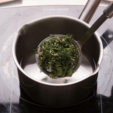 5. 손질된 냉이는 따로 30초간 데친 후에 밥을 뜸 들일 때 냉이를 넣어주세요.