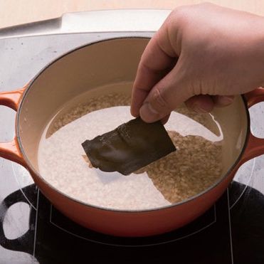 4. 밥을 안치기 전 다시마 한 조각을 함께 넣어주시면 감칠맛이 더 좋아져요. 센 불에서 5분, 약불에서 10분 정도 끓여주세요.