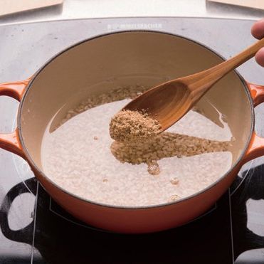 3. 2의 냄비에 볶은 아마씨가루 1큰술을 넣어주세요.
tip. 아마씨가루는 독성이 있기 때문에 꼭 볶아서 사용하시거나 혹은 볶아놓은 아마씨가루를 구입하시는게 좋답니다.