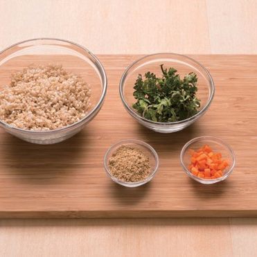 1. 냉이는 흙과 이물질을 제거한 뒤 깨끗하게 씻어주세요. 당근은  잘게 다져놔주세요.