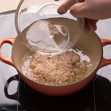 2. 불린 현미 ⅓컵, 불린 멥쌀 ⅔컵을 씻어 냄비에 넣은 뒤, 물 1과 ⅓컵을 부어주세요.