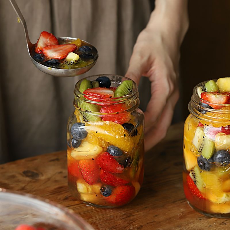 소독한 유리병에 과일을 건져 담아주세요. 절이고 남은 과일 설탕물을 넣은 후 밀폐하여 냉장 보관해 주세요.
(tip. 한 달 이내로 드시는 것이 좋아요)
(tip. 탄산수에 넣어 에이드로 활용하거나, 요거트, 팬케이크, 식빵 등에 곁들여 드셔도 좋아요)