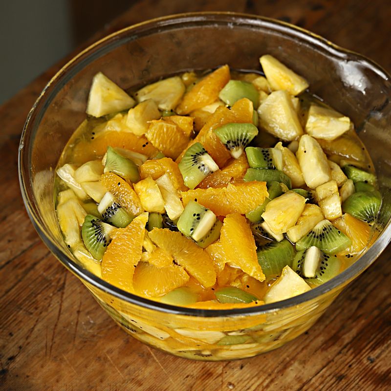 큰 볼에 절인 파인애플, 오렌지, 키위를 담아 가볍게 섞어주세요.