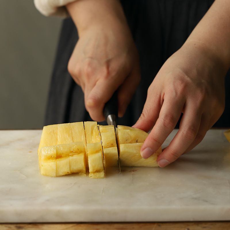 껍질은 벗긴 파인애플, 키위, 오렌지는 먹기 좋게 썰어주세요.