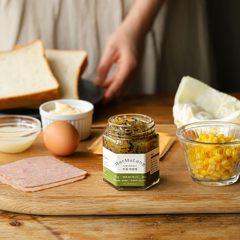 키위마말랭 토스트을 위한 재료 이미지로 식빵,양배추,달걀,버터,슬라이스 치즈 등으로 구성 되어있습니다.