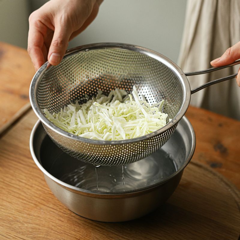 양배추는 가늘게 채를 썬 후 찬물에 담갔다가 물기를 제거해 주세요.