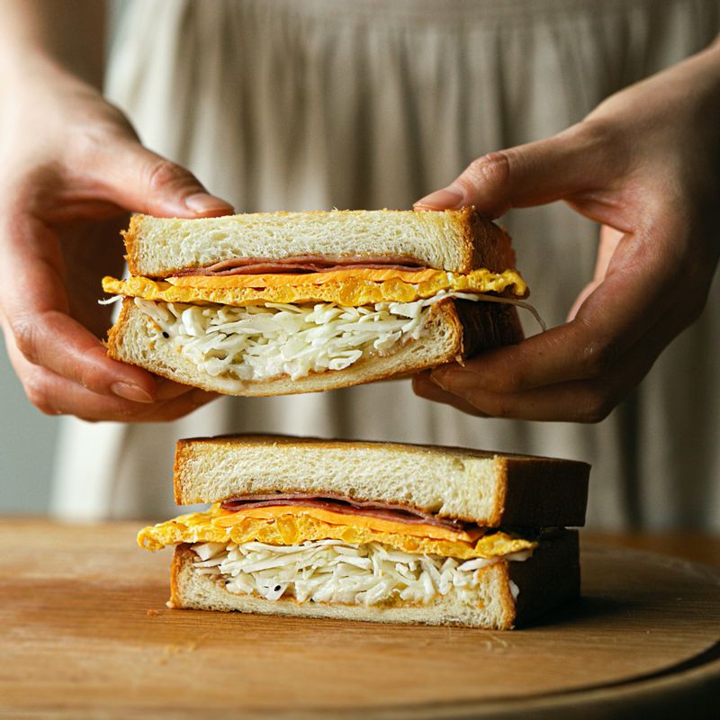 반으로 잘라 맛있게 즐겨주세요.