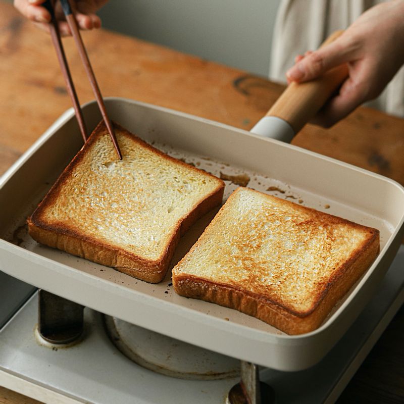 달군 팬에 버터를 녹인 후 빵을 노릇하게 구워주세요.