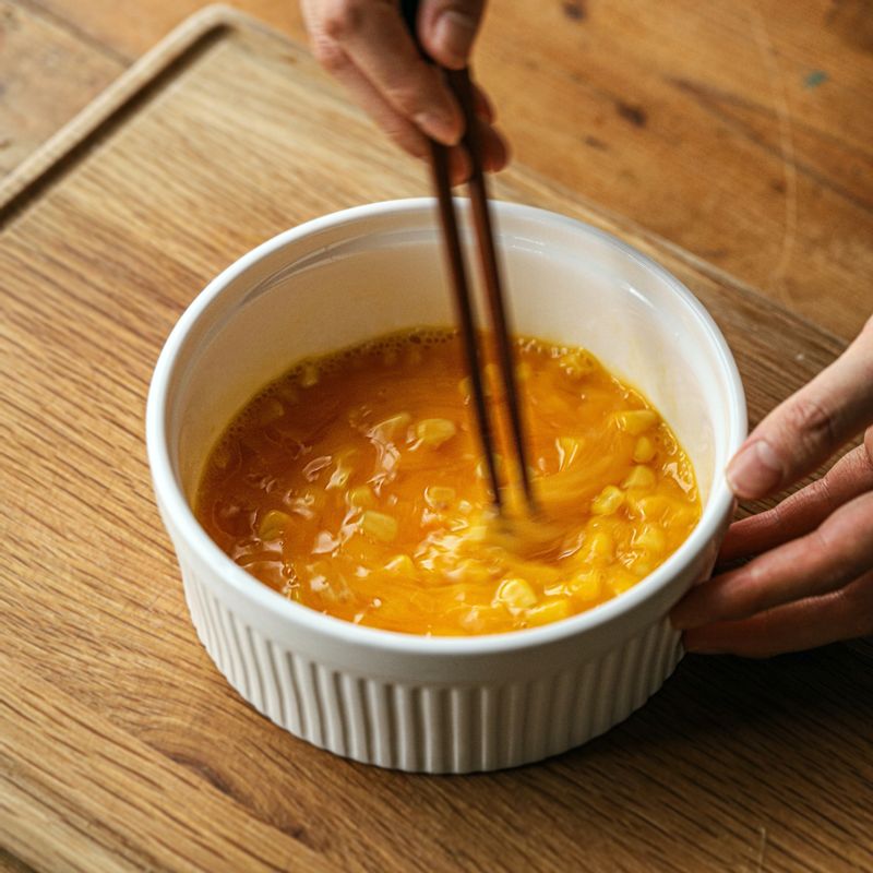 볼에 달걀을 넣어 풀은 후 옥수수 콘을 넣어 가볍게 섞어주세요. 볼에 소스 재료를 넣어 섞어주세요.