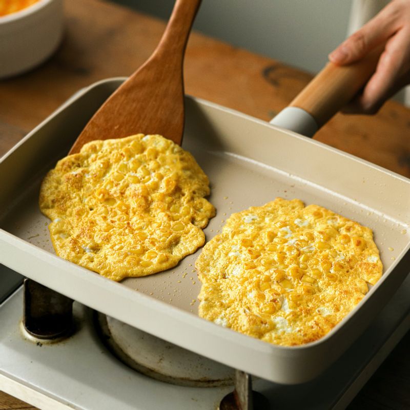 달군 팬에 버터를 두르고 식빵 크기에 맞게 달걀을 앞뒤로 노릇하게 굽고, 슬라이스 햄도 앞뒤로 살짝 구워주세요.