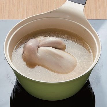 4. 냄비에 물을 넣고 황기, 간장, 영계를 넣고 한소끔 끓인 다음, 닭이 익을 때까지 약불로 40분 이상 푹 끓여주세요.