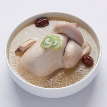 5. 끓이면서 생기는 거품은 수시로 걷어내 주시고, 닭이 다 익으면 그릇에 내어 송송 썬 대파를 올린 후 기호에 따라 소금과 후추를 곁들여주세요.
*Tip. 여름날 최고의 보양식으로 알려진 삼계탕은 대추, 은행은 물론 인삼, 당귀, 황기 등의 한약 재나 전복, 해삼과 같은 보양재료를 같이 넣어도 좋아요.