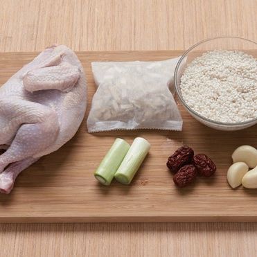 마늘 찹쌀 삼계탕을 위한 재료 이미지로 영계,불린 찹쌀,황기,통마늘,물 등으로 구성 되어있습니다.