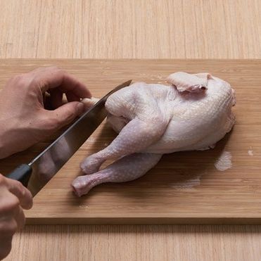 2. 영계는 꽁지의 기름기 많은 부분을 잘라주고, 안쪽 내장을 찬물에 깨끗이 씻어 핏기와 불순물을 닦아내주세요.