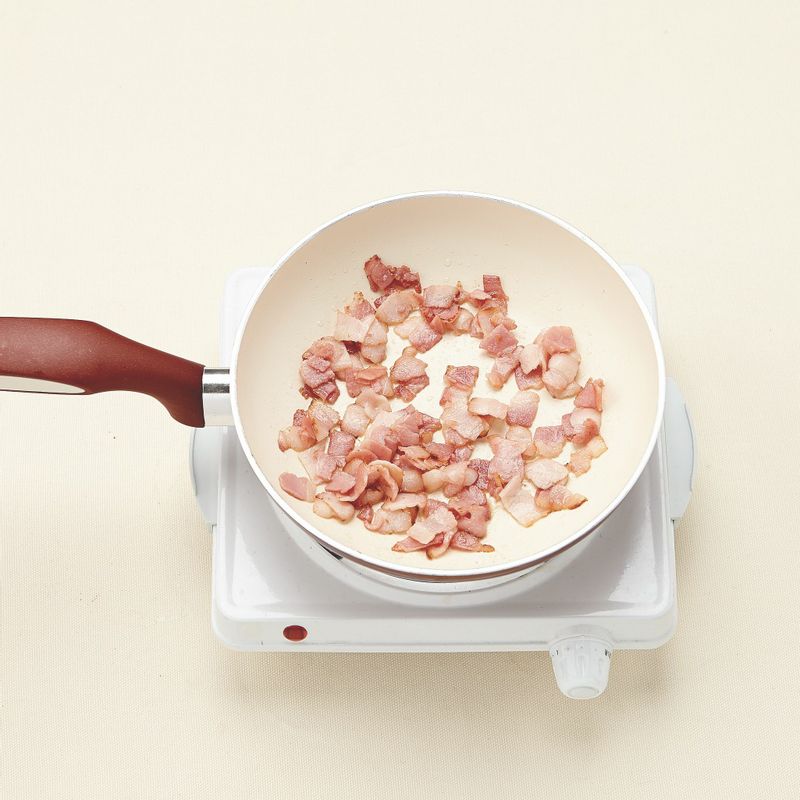 *시작하기 전에
1. 버터와 달걀은 1시간 전에 냉장실에서 꺼내 실온에 둡니다.
2. 파운드틀에 유산지를 껴주세요.
3. 박력분, 베이킹파우더는 함께 체쳐주세요.
4. 양파, 파프리카, 브로콜리, 베이컨은 사방 1cm 크기로 썰어주세요.
1. 달군 팬에 베이컨을 넣고 약한 불에서 3분간 바삭하게 볶아요. 키친타월에 올려 기름기를 뺀 후 식혀주세요.
2. 순서1의 팬을 키친타월로 닦아낸 후 다시 달굽니다. 식용유를 두르고 양파, 파프리카, 브로콜리, 소금, 후춧가루를 넣고 중간 불에서 3분간 볶아요. 키친타월에 올려 기름기를 뺀 후 식혀주세요.