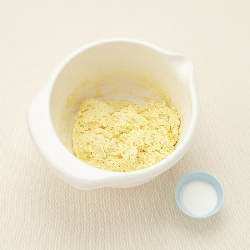 7. 우유를 넣고 주걱으로 아래에서 위로 뒤집듯이 가볍게 섞어주세요.
(tip. 이 때 너무 많이 섞으면 파운드 케이크가 질겨지니 주의하세요.)
8. 완전히 식은 베이컨, 양파, 파프리카, 브로콜리를 넣고 주걱으로 아래에서 위로 뒤집듯이 섞어주세요.
(tip. 장식용 채소 필링 1큰술을 따로 덜어두세요.)
9. 유산지를 깐 파운드 틀에 사진처럼 가운데가 낮고 가장자리 부분이 높은 U자 모양이 되도록 주걱으로 반죽을 채웁니다. 장식용 채소 필링을 윗면에 골고루 올려주세요.