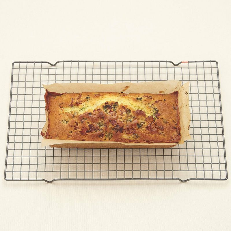 10. 180℃로 예열된 오븐의 가운데 칸에서 15분간 구운 후 오븐을 열어 식용유를 바른 칼로 가운데에 길게 1cm 깊이의 칼집을 냅니다. 30~32분간 더 구운 다음 틀에서 꺼내 식힘망에 올려 식혀주세요.