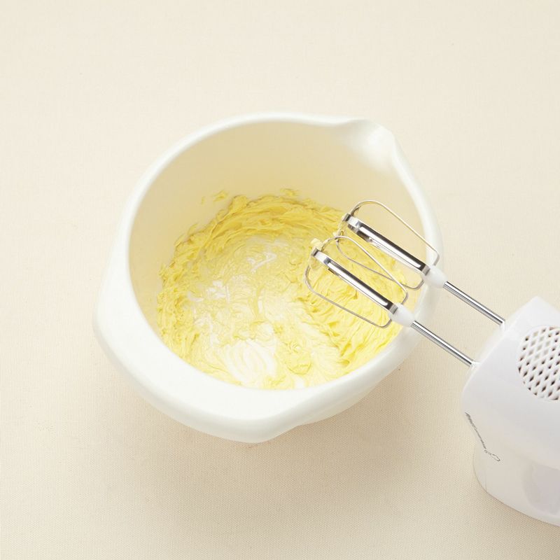 3. 큰 볼에 버터를 넣고 핸드믹서의 거품기로 중간 단에서 1분~1분 30초간 풀어주세요.
(tip. 마요네즈처럼 부드러운 상태로 푸세요. 볼 옆면에 붙은 버터가 삼각뿔 모양이 되면 잘 풀어진 거예요.)
4. 설탕과 소금을 3번에 나누어 넣으며 핸드믹서의 거품기로 중간 단에서 2~3분간 휘핑해주세요.
(tip. 반죽이 아이보리색이 될 때까지 휘핑하세요.)
5. 달걀 1개를 넣어 핸드믹서의 거품기로 중간 단에서 1분, 다시 달걀 1개를 넣고 1분씩 반복하여 총 3분간 휘핑해주세요.
(tip. 반죽이 부드러운 크림 상태가 될 때까지 휘핑하세요.)
6. 체 친 박력분, 베이킹파우더, 파마산 치즈가루를 넣어요. 80% 정도 섞일 때까지 볼을 돌려가며 주걱으로 아래에서 위로 뒤집듯이 섞어주세요.