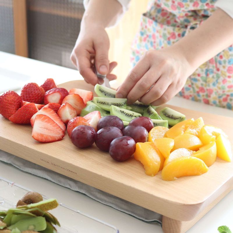 딸기는 이등분하고 키위는 4등분해주세요. 포도는 알알이 떼고 황도는 키친타월로 물기를 제거합니다.