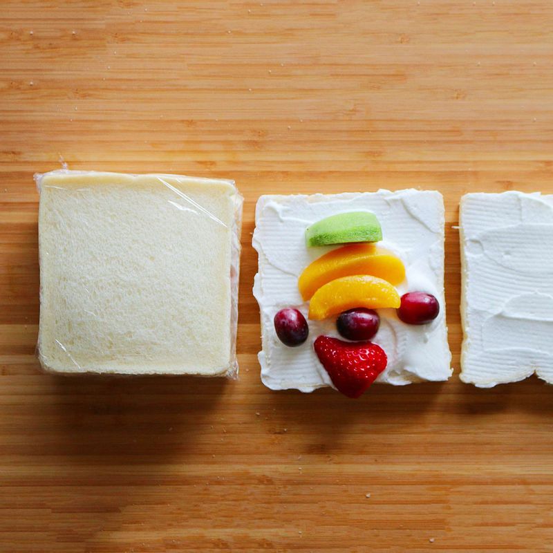 샌드위치를 랩으로 싼 후 냉장고에서 30분간 두었다가 잘라주세요.