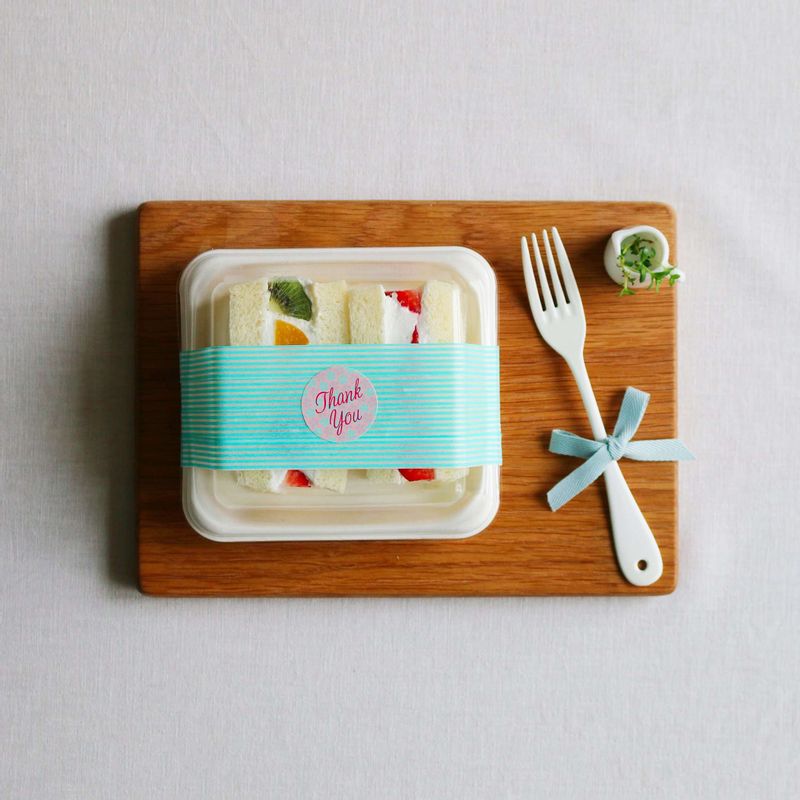 완성된 과일샌드위치를 예쁘게 포장하여 지인들에게 선물해보세요.