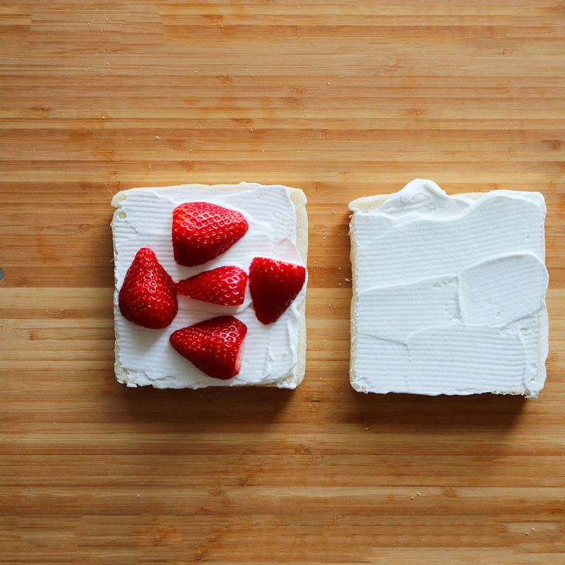 식빵에 생크림을 바르고 과일을 올린 후 식빵으로 덮어주세요.