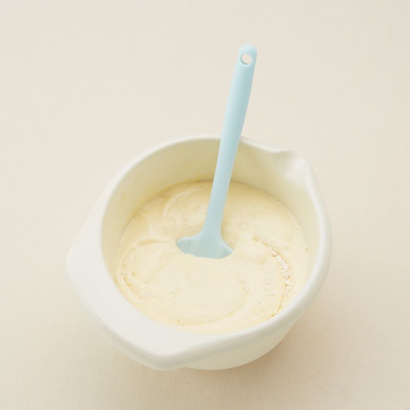 4. 체 친 박력분을 넣고 주걱으로 아래에서 위로 뒤집듯이 재빨리 섞어주세요.
(tip. 이 때 너무 많이 섞거나 시간이 지체되면 거품이 꺼질 수 있으니 재빨리 섞어주세요.)
5. 따뜻한 우유와 녹인 버터가 담긴 볼에 순서4의 반죽을 한 주걱 넣어 섞어요. 다시 반죽에 넣고 주걱으로 아래에서 위로 뒤집듯이 재빨리 섞어주세요.
(tip. 볼 바닥에 녹인 버터가 남아있지 않도록 골고루 섞어주세요.)
6. 유산지를 깐 사각 틀에 반죽을 채우고 스크래퍼로 반죽을 편편하게 펴주세요.
(tip. 반죽을 채운 후 틀을 10cm 높이에서 가볍게 바닥에 내리치면 반죽 속의 공기가 빠져나가 조직이 일정하게 구워져요.)