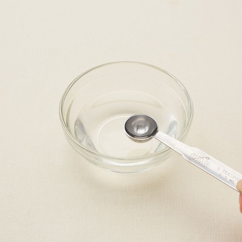 8. 굽는 동안 냄비에 시럽용 물과 설탕을 넣고 중간 불에서 끓여 가운데까지 바글바글 끓어오르면 불을 끕니다. 그릇에 옮겨 담아 완전히 식힌 후 오렌지 술을 넣어 섞어주세요.