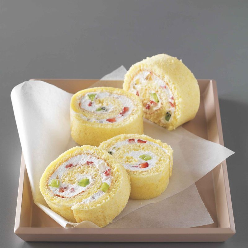 15. 촉촉하고 부드러운 시감의 과일 롤케이크를 맛있게 즐겨주세요.