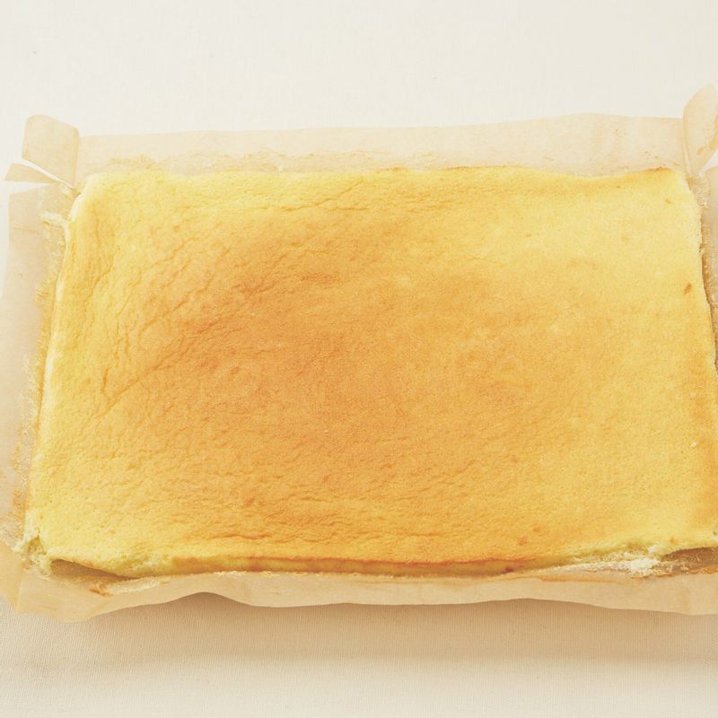 7. 180℃로 예열된 오븐의 가운데 칸에서 10~12분간 구운 후 틀에서 꺼내 식힘망에 올려 식혀주세요.
(tip. 롤 케이크가 식으면 윗면에 비닐 또는 촉촉한 면보를 덮어두세요.)