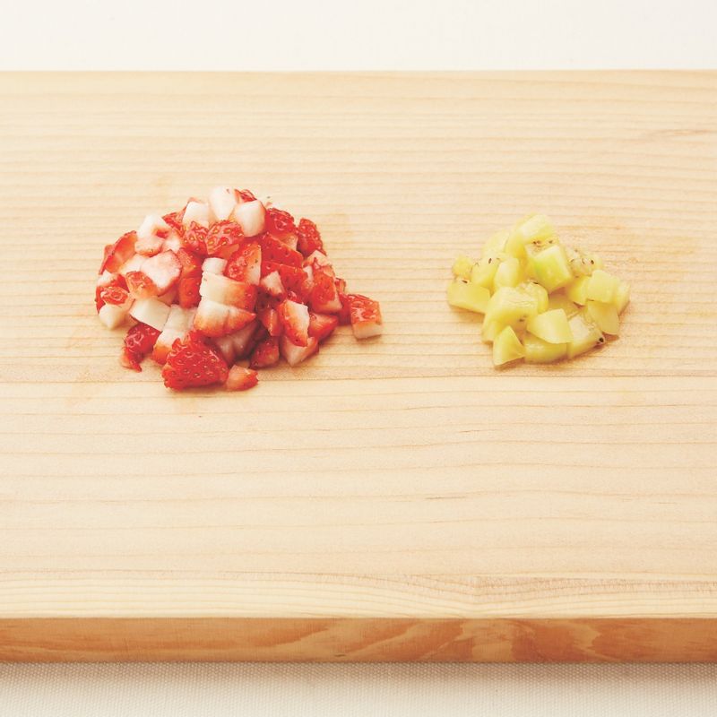 9. 딸기와 키위는 사방 0.5cm 크기로 썰어주세요.
10. 롤 케이크 밑면의 유산지를 떼어내고 윗면에 시럽을 발라주세요.
(tip. 시럽을 바르면 케이크가 촉촉해지지만 너무 많이 바르면 식감이 나빠지고 축축해져 들어 올렸을 때 찢어질 수 있어요.)
11. 볼에 생크림과 설탕을 넣고 핸드믹서의 거품기로 높은 단에서 1분~1분 30초간 휘핑합니다. 떠먹는 플레인 요구르트를 넣고 10초간 더 휘핑해주세요.