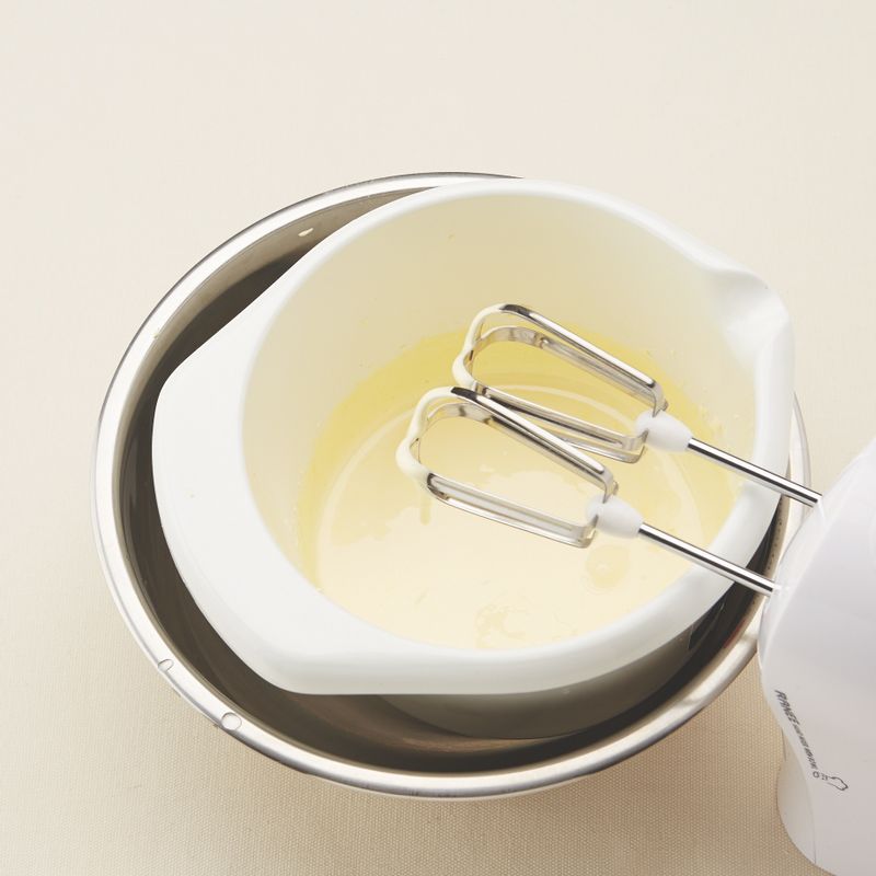 *시작하기 전에
1. 달걀은 1시간 전에 냉장실에서 꺼내 실온에 둡니다.
2. 사각틀에 유산지를 깔아주세요.
3. 박력분 체쳐주세요.
4. 우유와 버터를 함께 담아 전자레인지로 30~40초간 데웁니다.
1. 큰 볼에 뜨거운 물을 넣고 그 위에 달걀을 넣은 볼을 올려주세요. 핸드믹서의 거품기로 높은 단에서 1분 30초간 휘핑해주세요.
2. 중탕 볼에서 내린 후 설탕을 2~3번에 나누어 넣으며 핸드믹서의 거품기로 높은 단에서 3~4분간 휘핑해주세요.
(tip. 반죽을 들어 올려 떨어트렸을 때 층층이 쌓여 서서히 퍼지는 정도가 적당해요.)
3. 핸드믹서의 거품기로 낮은 단에서 기포가 일정해질 때까지 30초간 휘핑해주세요.
(tip. 마지막에 낮은 단에서 반죽을 휘핑하면 기포가 안정되어 조직이 일정해져요.)