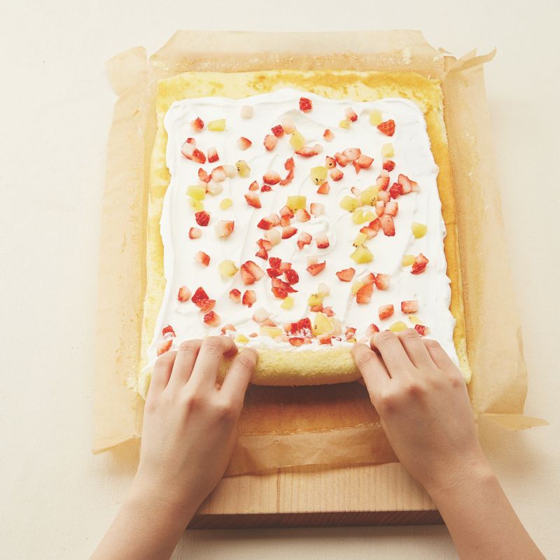 과일 롤케이크을 위한 재료 이미지로 달걀,설탕,박력분,우유,버터(생략 가능) 등으로 구성 되어있습니다.