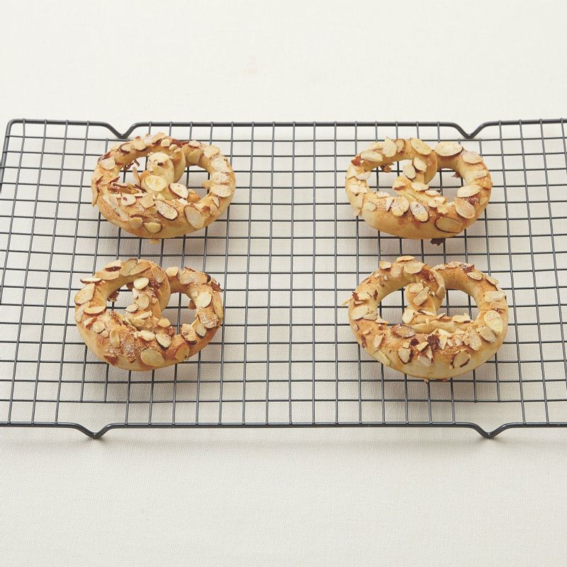 14. 200℃로 예열된 오븐의 가운데 칸에서 10~12분간 구운 후 식힘망에 올려 식혀주세요.
(tip. 굽는 중간 틀을 한 번 돌려주면 골고루 구워져요. 팬의 크기에 따라 2회로 나눠 구워요.)