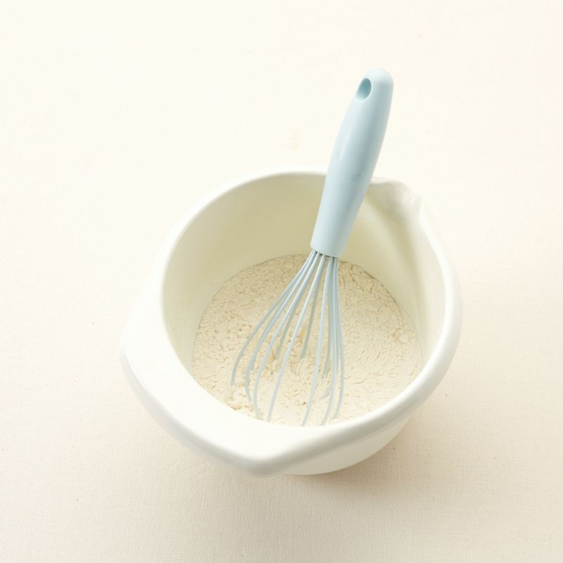 *시작하기 전에
1. 버터는 1시간 전에 냉장실에서 꺼내 실온에 둡니다. 
2. 강력분은 체 쳐주세요.
3. 물을 중탕(또는 전자레인지)으로 따뜻하게 데워주세요. 
4. 토핑용 설탕과 시나몬 가루를 함께 섞어주세요.
1. 반죽 만들기 큰 볼에 체 친 강력분, 설탕, 소금, 인스턴트 드라이이스트를 넣고 거품기로 골고루 섞어주세요.
2. 볼 가운데 오목하게 홈을 만든 후 따뜻하게(35~43℃) 데운 물을 넣어주세요.
(tip. 물의 온도가 60℃ 이상이 되면 이스트가 죽을 수 있으니 주의하세요.)
3. 순서2의 반죽이 한 덩어리가 될 때까지 주걱으로 섞은 후 손으로 빨래하듯이 힘을 주며 2분~2분 30초간 반죽해주세요.
(tip. 처음에는 손에 반죽이 많이 묻지만 치댈수록 손에 묻지 않아요.)