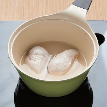 2. 냄비에 분량의 물과 닭가슴살을 넣고 끓여주세요. 물이 끓어오르면 불을 낮추고 닭가슴살을 익혀주세요.