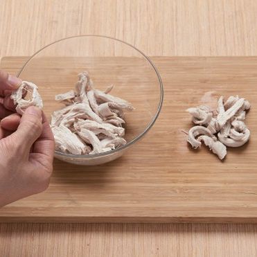 4. 삶은 닭은 적당한 크기로 결을 따라 찢은 뒤 소금 약간과 참기름을 넣어 조물조물 무쳐놔주세요.