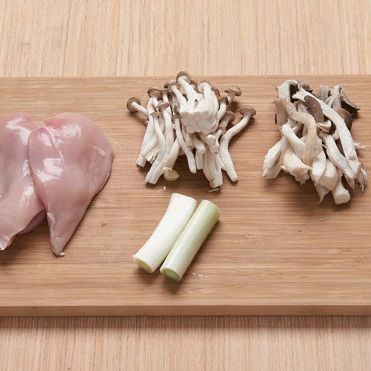 1. 손질한 닭가슴살을 준비하고, 느타리버섯은 가늘게 찢어서 준비해 주세요.