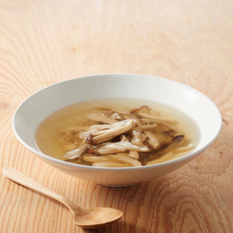 6. 그릇에 옮겨 담아 맑고 담백한 국물을 즐겨보세요.
*Tip. 닭가슴살은 약한 불로 익혀야 살이 부드러워져요. 만가닥버섯은 뭉쳐있는 밑둥을 잘라내고 사용하면 됩니다.