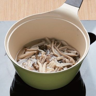 5. 대파를 건져내고 준비된 닭육수에 느타리버섯, 만가닥버섯과 양념한 닭가슴살을 넣어 한 소끔 끓인 후 간을 맞춰주시면 완성이에요.