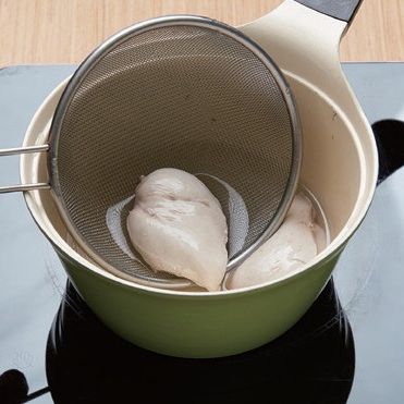 3. 익은 닭가슴살은 건져내고, 대파와 간장을 넣고 약불로 5분 정도 더 끓여주세요.