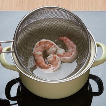 3. 끓는 물에 소금을 약간 넣고 새우를 데친 후, 찬물에 빠르게 헹구어 물기를 제거해 주세요.