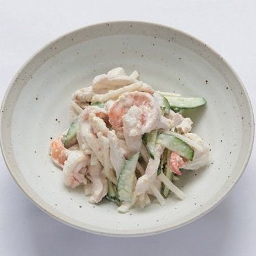 5. 준비한 재료들을 섞고 소스를 넣어 버무려 담아낸 뒤 맛있게 즐겨주세요.
*Tip. 닭가슴살을 통째로 익히는 경우에는 건져서 먹기 좋은 크기로 찢어서 준비합니다.
모든 재료들과 잣소스를 넣어 버무릴 때는 재료들의 물기를 닦아내는 것이 좋아요.
새우(해산물)는 너무 오래 익히면 질겨지므로 주의해주세요.