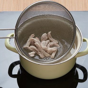 2. 끓는 물에 닭가슴살을 넣고 익힌 후 건져내어 식혀주세요.